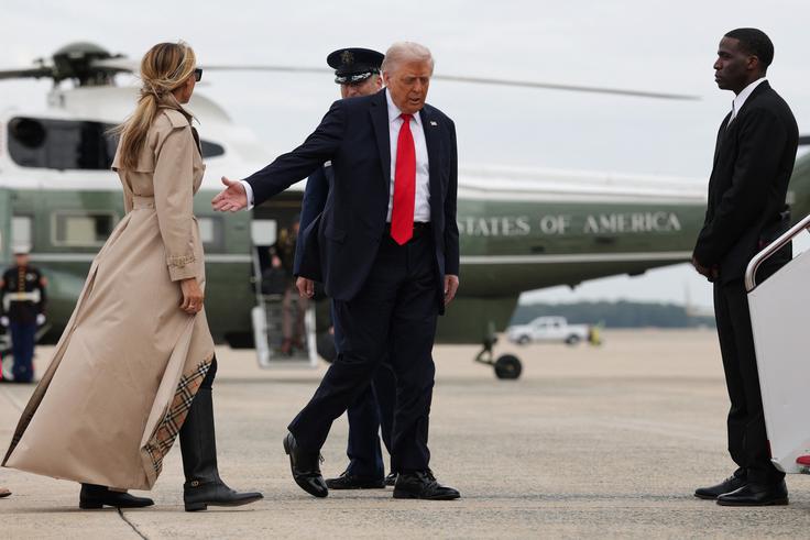 Melania Trump navdušila v plašču Burberry in škornjih Christian Dior. | Foto: Profimedia