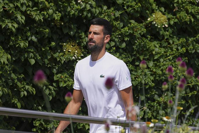 Novak Đoković | Novak Đoković se že pripravlja na Wimbledon, se pa tudi zabava na treningih. | Foto Guliverimage