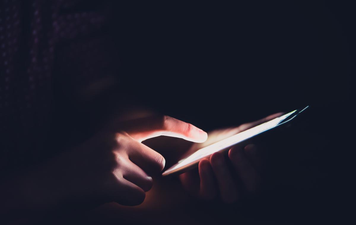 Pametni telefon | Android 12, ki ga Google ne bo več posodabljal in z novoodkritimi varnostnimi luknjami zato predstavlja nevarnost za osebne podatke uporabnikov, je glede na analitični portal GS Stat Counter še vedno tretja najbolj priljubljena različica Googlovega operacijskega sistema za pametne telefone in druge mobilne naprave. | Foto Shutterstock