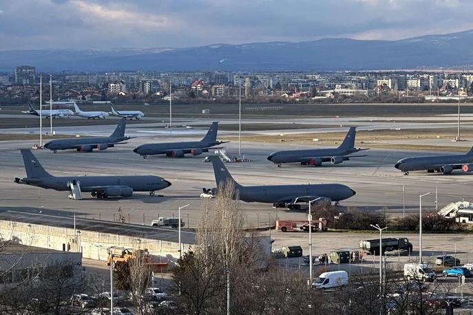 Boeing KC-135 Stratotanker | Združene države Amerike toliko svojih letalskih sil v regije, ki so razmeroma blizu Irana, niso poslale že od ameriškega napada na Irak leta 2003. | Foto X / OSINTtechnical