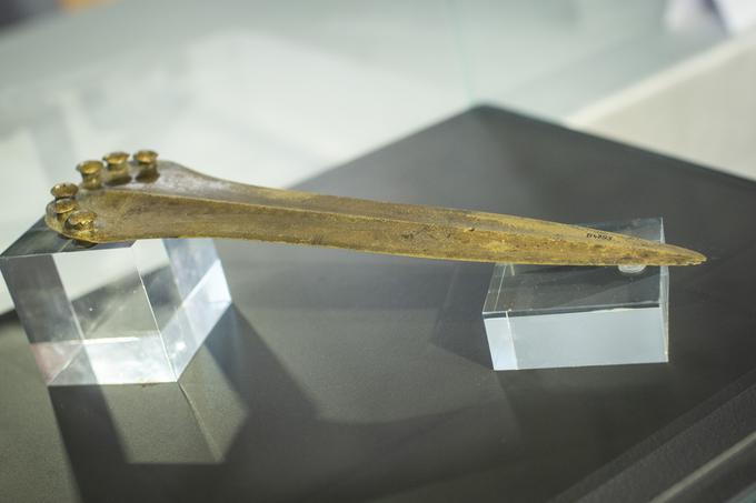 Bronasto bodalo iz 17. stoletja pred našim štetjem je orožje iz zgodnje bronaste dobe in je izdelano kot unikatno umetniško delo. Še posebej izjemno je zaradi kombinacije klasičnega in redko nastopajočega polkrožnega okrasja, kot poudarjajo v muzeju. | Foto: Bojan Puhek