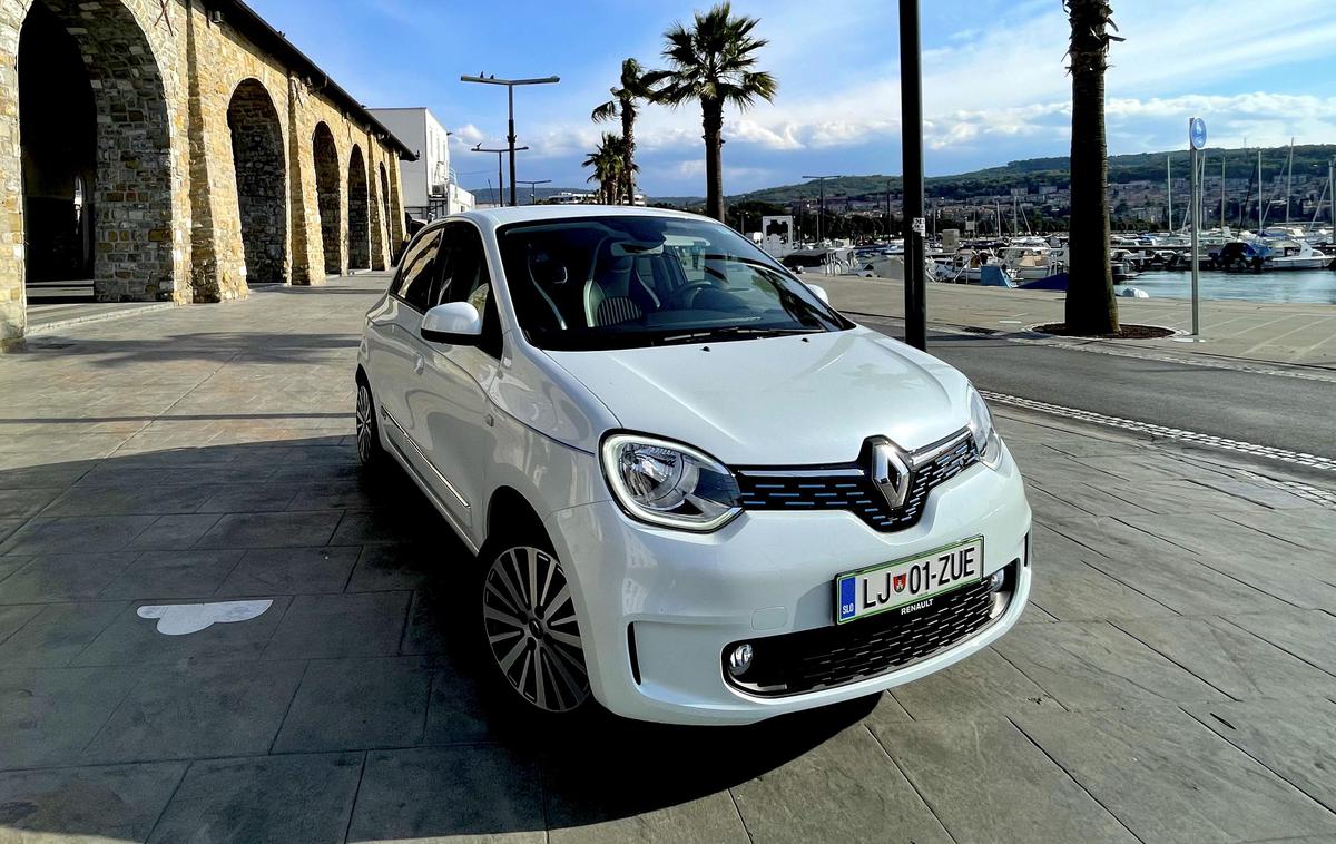 Renault twingo electric ZE | Avtomobili, kot je renault twingo, so z dometi in cenami narejeni po meri dnevnega migranta v Sloveniji. Zaradi nižje cene pa električni twingo z nekaj več opreme ni upravičen do celotne subvencije 4.500 evrov. | Foto Gregor Pavšič