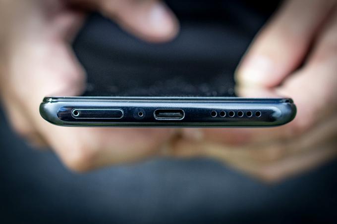 Analognega (3,5-milimetrskega) vhoda za slušalke na pametnem telfeonu Xiaomi 11T Pro ni. | Foto: Ana Kovač