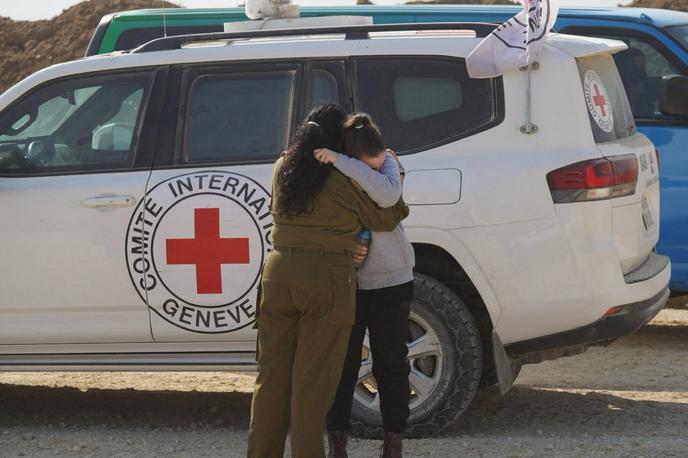 Hamas, talci | Mednarodni odbor Rdečega križa je popoldne sporočil, da so v Gazo pripeljali 15 palestinskih trupel, kar je bila verjetno v zameno za truplo izraelskega državljana, ki so ga izročili v ponedeljek zvečer.  | Foto Reuters