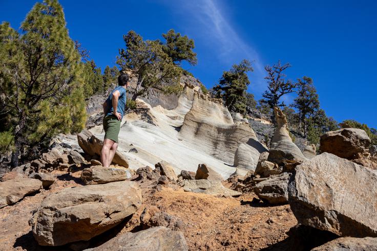 Z nekaj previdnosti se s pešpoti lahko spustimo tudi do samih umetnij erozije, ki so jih poimenovali Paisaje Lunar. | Foto: Matej Podgoršek