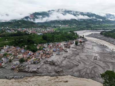 Strah jih je najhujšega: po poplavah v Nepalu in Tibetu še vedno pogrešanih 3.000 ljudi