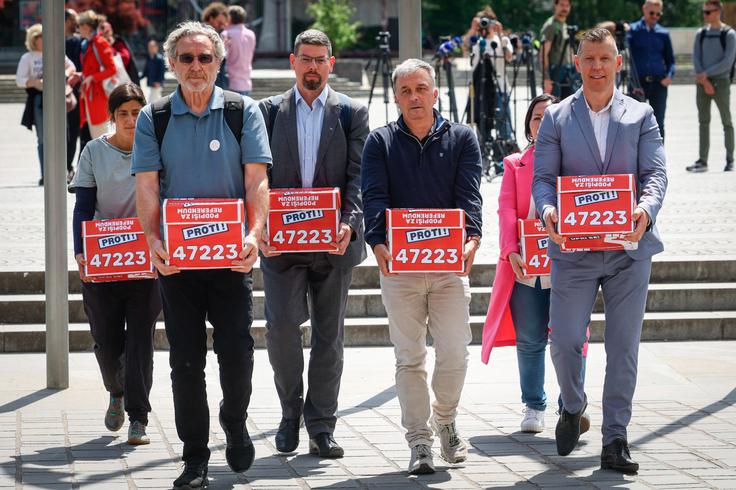 Pred predajo podpisov  | Foto: STA