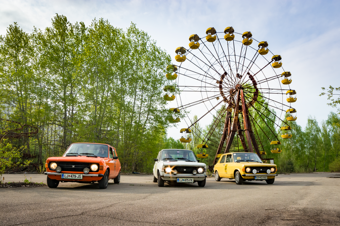 zastava 101 stoenka Černobil | Vsi trije avtomobili pred ostanki zabaviščnega parka, ki ni dočakal svojega odprtja. | Foto Meris Čulić