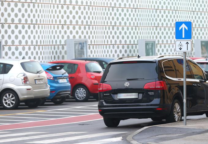 Avtomobil, parkiran tik za prehodom za pešce in uvozom v ulico, precej otežuje dostop preostalim vozilom. | Foto: Gregor Pavšič