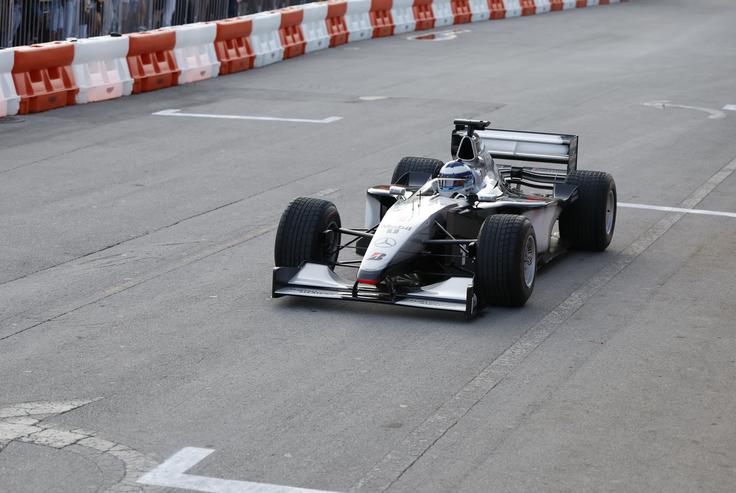 Mika Häkkinen v svojem dirkalniku iz sezone 1999. Samo prisluhnite v videu, kako lepo je predel! | Foto: Reuters