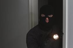 Vlomilec poklical policijo, ko je naletel na truplo