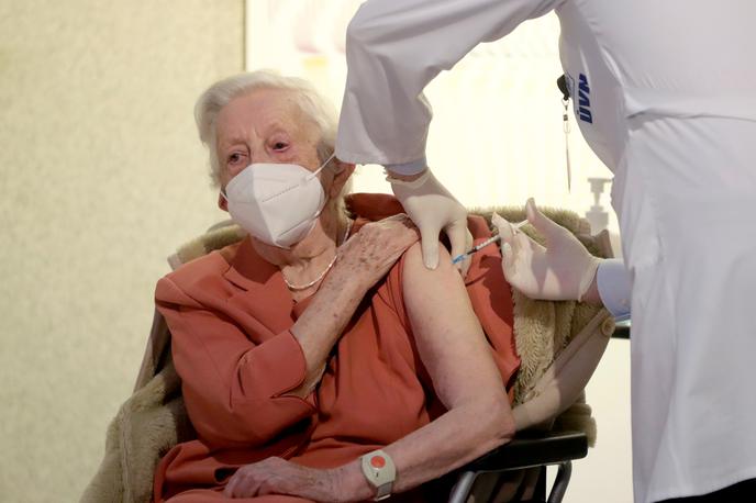 Cepljenje po svetu covid-19 | Smrtnost zaradi pljučnice začne strmo naraščati po 65. letu starosti. Za približno deset odstotkov v bolnišnici zdravljenih bolnikov je pljučnica usodna, pri tistih s pridruženimi kroničnimi boleznimi in pri tistih na intenzivnih oddelkih pa je delež še precej višji − od 20 do 40 odstotkov. Podoben delež doleti oskrbovance v domovih. | Foto Reuters