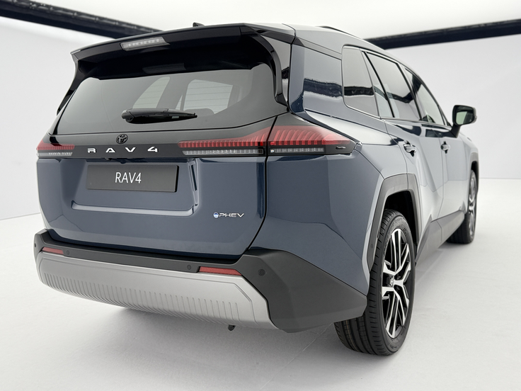 Dimenzijsko je ostal RAV4 pri podobnih merah kot do zdaj. | Foto: Gregor Pavšič