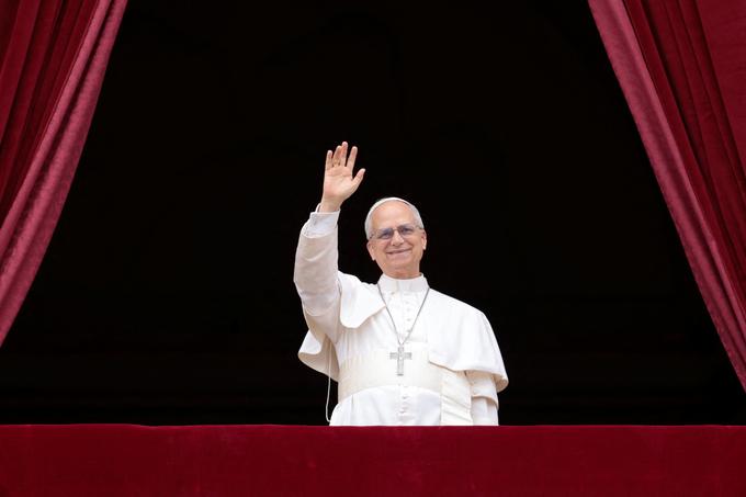 Papež Leon XIV. je imel prvi nagovor z osrednjega balkona bazilike svetega Petra. | Foto: Reuters
