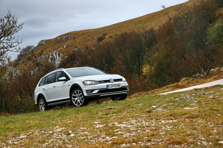 Pogonska kombinacija golfa alltrack je še najbolj vesela makadamskih podlag. | Foto: Vinko Kernc