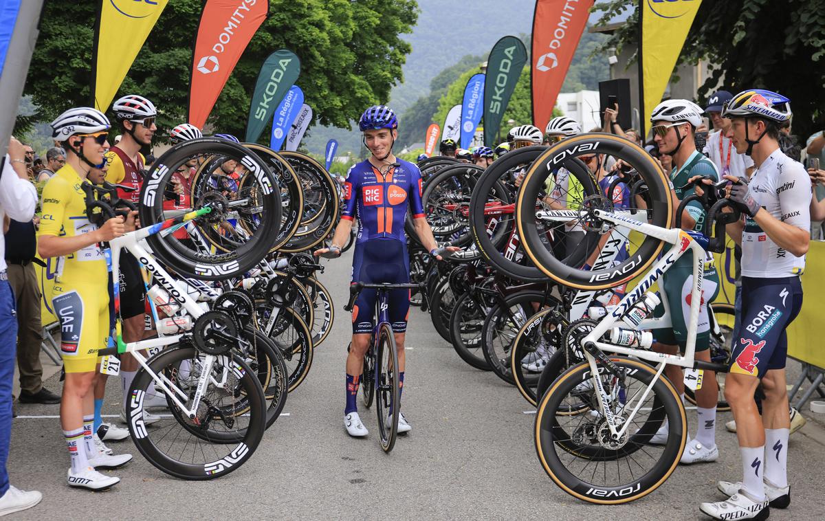 Romain Bardet | Tako so se s špalirjem kolesarji danes poklonili Romainu Bardetu. | Foto Guliverimage