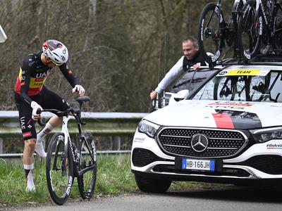 Tadej Pogačar začasno izgubil pomembnega pomočnika Tima Wellensa
