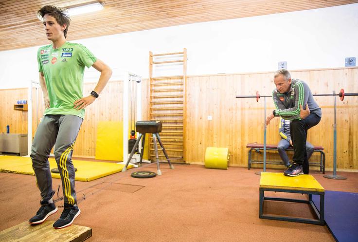 Matjaž Polak ima v teh dneh največ dela s slovenskimi skakalci, saj je njegova naloga, da jih fizično dobro pripravi za zimsko sezono. | Foto: Vid Ponikvar