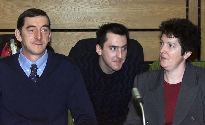 Družina Nivel leta 1999 na sodišču v Essnu, ko je bila izrečena kazen štirim nemškim huliganom. | Foto: Reuters