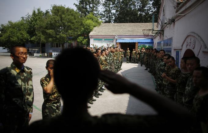 V večini kitajskih taborišč za zdravljenje odvisnosti od računalniških iger in interneta se prevzgoja izvaja z upoštevanjem vojaške discipline. Vodje komun so pogosto prav nekdanji vojaški oficirji. | Foto: Reuters