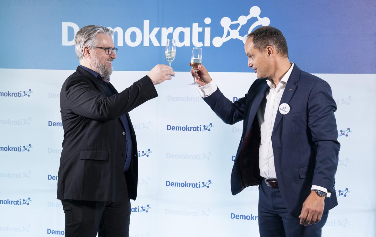 Anže Logar, Janez Demšar | Nekaj je bilo sicer tudi dvomov, je priznal Demšar. A verjame, da bodo s skupnim delom vzpostavili dovolj zaupanja, da bodo prepričali tudi tiste, ki so o tem dvomili. "Seveda pa moramo s konkretnimi zadevami pokazati, da je to prava pot, besede niso dovolj," je poudaril Demšar (na fotografiji levo). | Foto STA