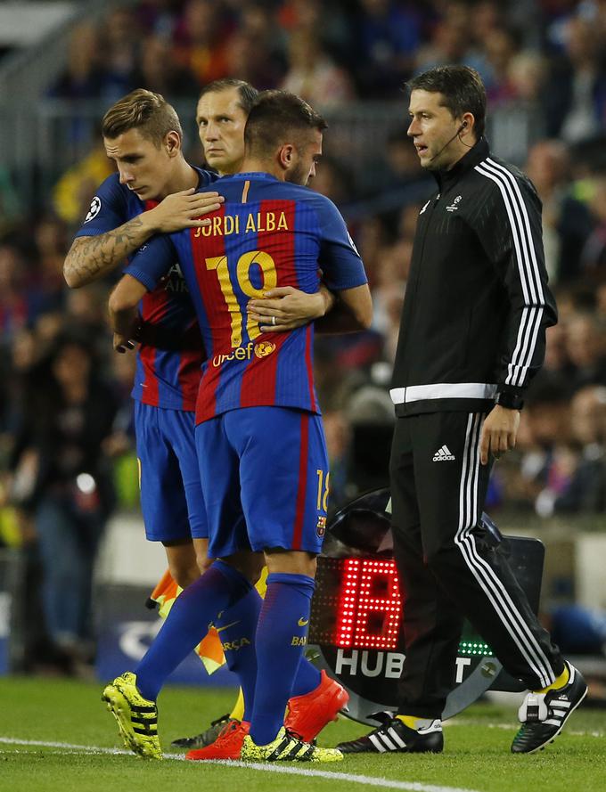 Jordai Alba je zapustil igro že po desetih minutah, zamenjal ga je Francoz Lucas Digne. | Foto: Reuters