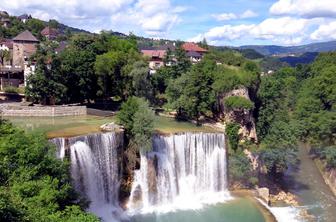 Jajce: slapovi, mlinčki in motoristi v rojstnem kraju Jugoslavije