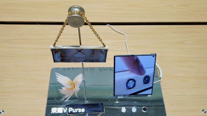 Inovativni damski pametni telefon Honor V Purse, ki se ga nosi kot damsko torbico, je velika uspešnica na domačem kitajskem trgu, a do naše celine ni prišel bližje kot s predstavitvijo koncepta. | Foto: Srdjan Cvjetović