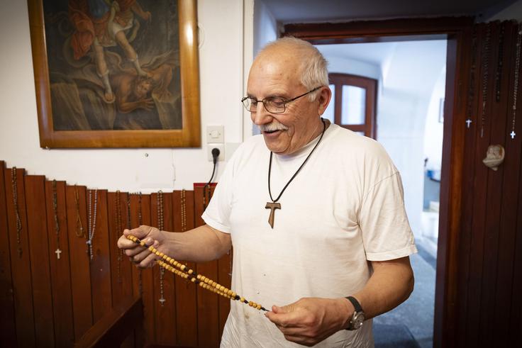 Duhovnik župnije Stari trg ob Kolpi Jože Pavlakovič je v preteklosti ustanovil Terapevtsko skupnost Tav, kjer so prav tako sprejemali odvisnike in jim skušali pomagati. Zaradi majhnega povpraševanja je skupnost po več kot desetih letih prenehala z obratovanjem, Pavlakovič pa v prostorih skupnosti še vedno nudi reintegracijo za odvisnike, ki so prestali dvoletni program.  | Foto: Ana Kovač