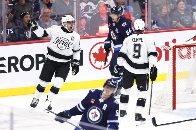 Anže Kopitar | Anže Kopitar je bil podajalec pri drugem golu Kraljev, a so ti spopad z Winnipegom izgubili. | Foto Reuters