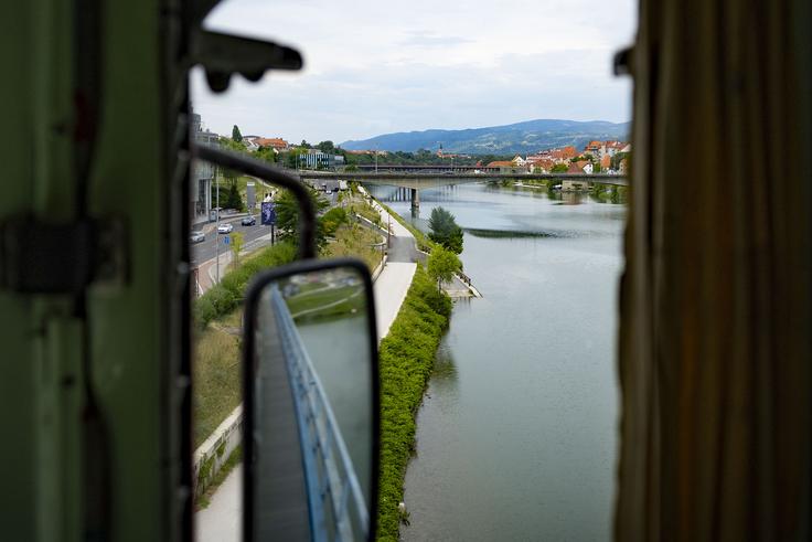 Prečkanje Drave takoj po izvozu iz mariborske železniške postaje | Foto: Ana Kovač