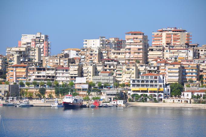 Letoviško mesto Sarandë je ministrica za turizem in okolje izpostavila kot primer zgrešenega turističnega razvoja. | Foto: Pixabay