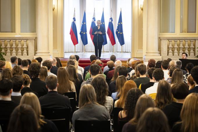 Slavnostnega dogodka so se poleg dijakov Dijaškega doma Ivana Cankarja udeležili tudi dijakinje in dijaki Gimnazije Ravne na Koroškem, s katerimi je Pirc Musar po zaključeni slovesnosti nadaljevala pogovor o državljanski vzgoji in družbeni angažiranosti. | Foto: Bojan Puhek