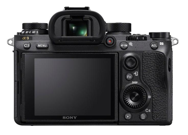 Sony a9 ima vgrajen tudi sistem stabilizacije slike, ki dodatno pripomore k čistosti fotografij in odpravlja tresenje pri snemanju videoposnetkov. Sistem stabilizacije deluje z vsemi Sonyjevimi objektivi, ne le tistimi, ki imajo že vgrajenega svojega. Takole je aparat videti z zadnje strani, tiste, v katero fotograf strmi večino časa. Posebej posrečena se nam je zdela krmilna paličica za natančno upravljanje ostrenja (nad gumbom Fn). | Foto: SONY