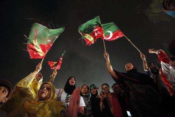 Krvavi davek zgodovinskih volitev v Pakistanu