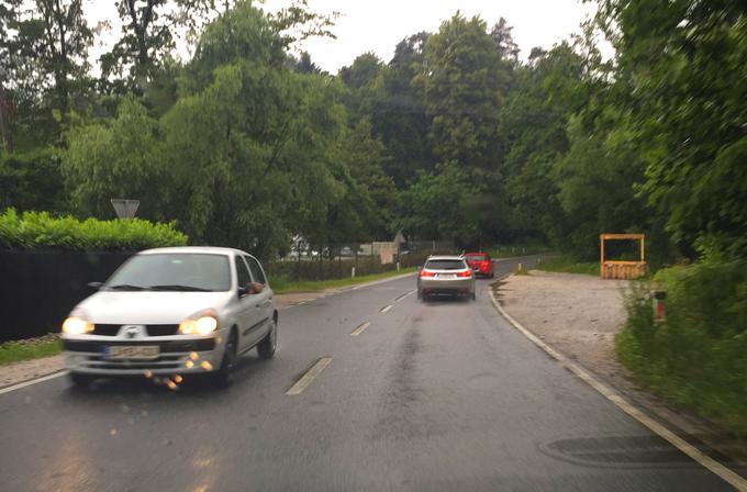 Pred 8. uro zjutraj ni bilo gneče niti na Večni poti, ki z Brda pelje proti Celovški cesti. | Foto: 