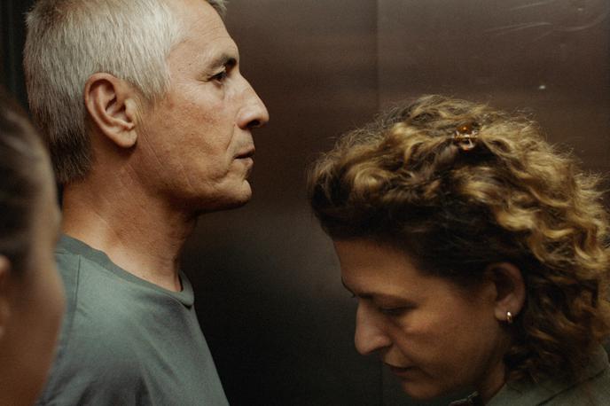 Sramota in denar | Astrit Kabashi in Flonja Kodheli v filmu Sramota in denar | Foto Janis Mazuch