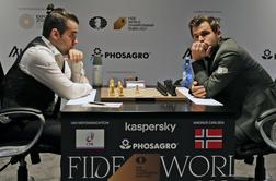 Carlsen in Nepomnjaščij sta dvoboj za prvaka začela z remijem