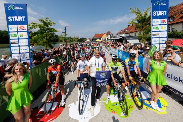 Na startu 4. etape letošnje dirke Po Sloveniji: Dylan Groenewegen (Jayco AlUla/NED), Jakob Omrzel (Bahrain Victorious/SLO), župan Maribora Saša Arsenovič, Fabio Christen (Q36.5 Pro Cycling Team SUI) in Mihael Štajnar (Pogi Team Gusto Ljubljana/SLO). | Foto: Vid Ponikvar/Sportida