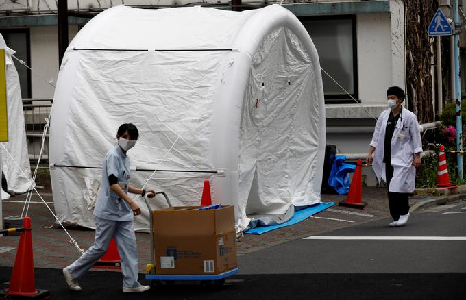 Tudi japonski zdravstveni delavci se soočajo s pomanjkanjem zaščitne opreme. | Foto: Reuters