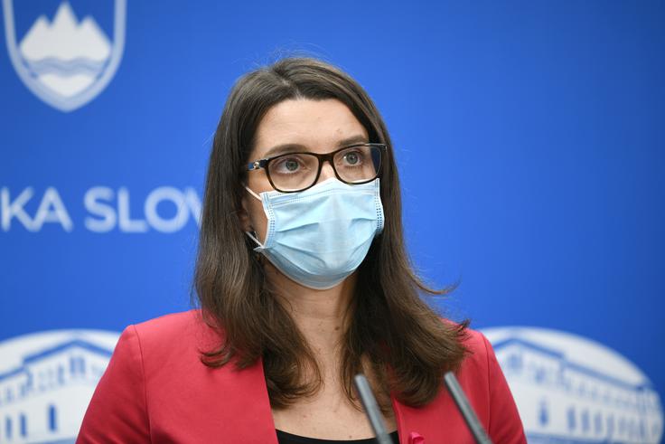 "Na postopno vračanje v šole smo zdaj v resnici dokončno pripravljeni. Ne le z vidika organizacije in prilagajanja dela, predvsem za učence s posebnimi potrebami, pač pa tudi s tem, da bomo lahko vse zaposlene hitro testirali. Ti bodo lahko v šole in zavode vstopili varno in zdravo in tako izvajali tudi svoje delo," trdi ministrica za izobraževanje Simona Kustec. | Foto: STA ,