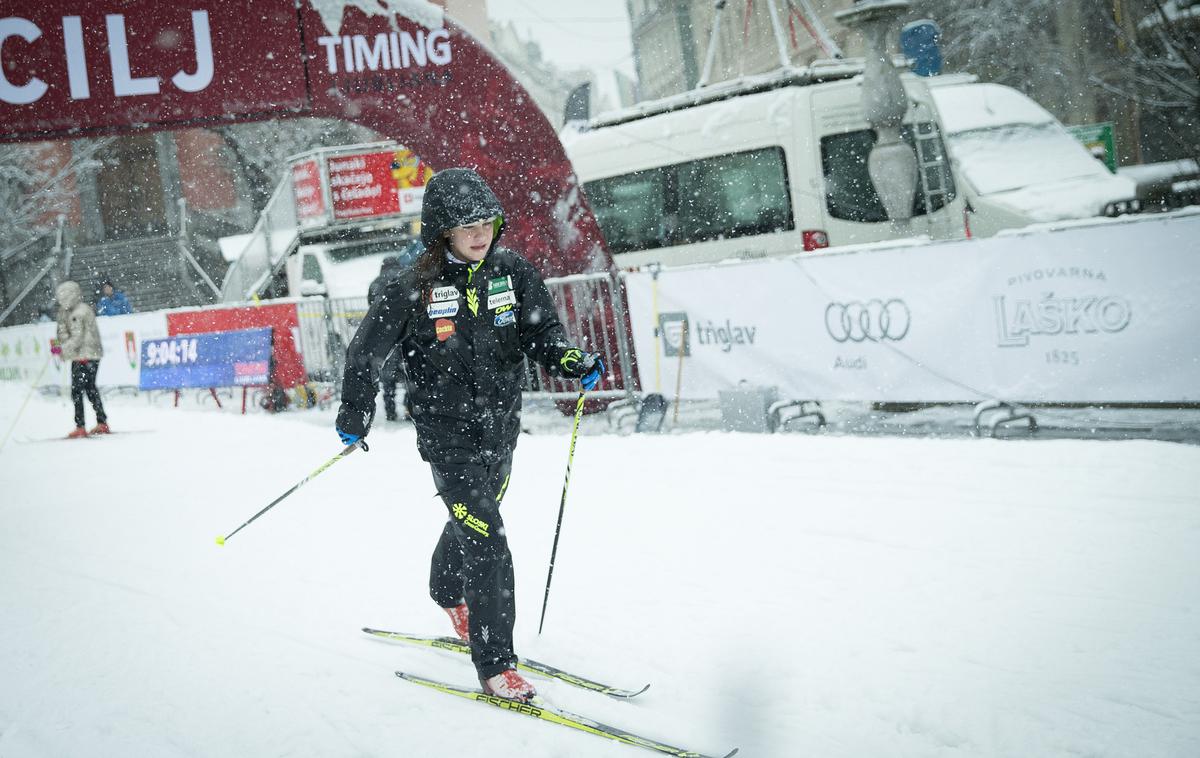 Planica v Ljubljani sneg | Danes lahko na smučeh tečete kar po središču Ljubljane. 150 metrov dolgo tekaško smučino so pripravili v okviru dogodka Športna zima - iz Planice v Ljubljano. Sneg so namreč pozno ponoči pripeljali iz Planice. | Foto Ana Kovač