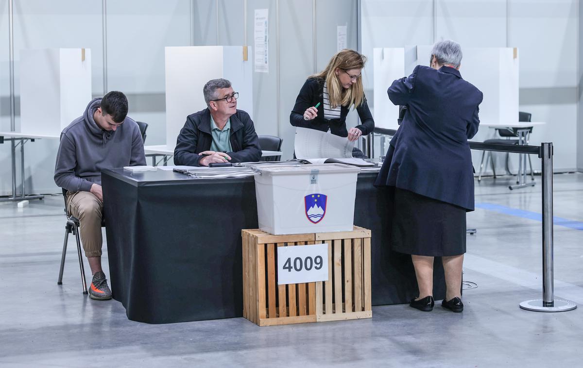 Predčasno glasovanje - zakonodajni referendum o Zakonu o dodatku k pokojnini za izjemne dosežke na področju umetnosti | Na referendumu o dodatkih k pokojninam umetnikom gre za najslabšo udeležbo na predčasnem glasovanju v primerjavi z referendumi v letih 2024, 2022 in 2021. | Foto Ana Kovač