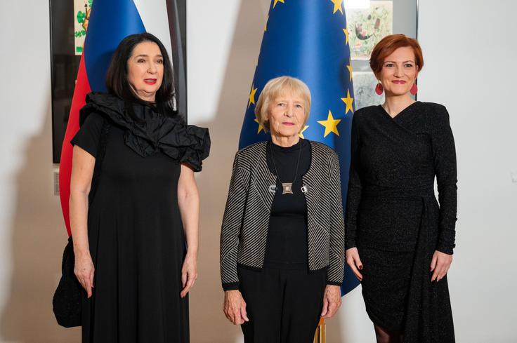 Dragica Čadež Prejemnica Prešernove nagrade za življenjske dosežke Dragica Čadež (v sredini), ministrica za kulturo Asta Vrečko (desno) in predsednica Upravnega odbora Prešernovega sklada Zdenka Badovinac (levo). | Foto: STA