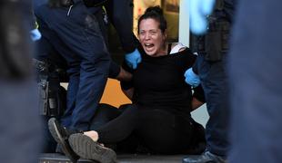 V Melbournu aretirali 235 protestnikov proti covidnim ukrepom #video