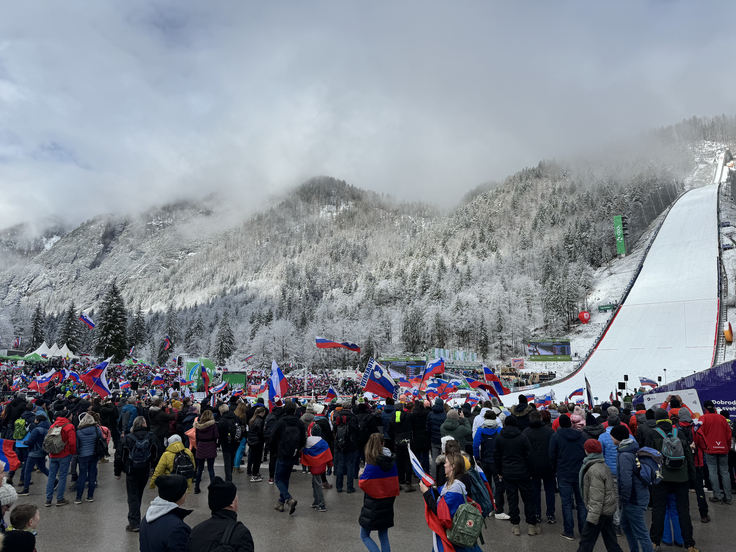 Tudi tokrat se je v Planici zbrala velika množica navijačev, ki so prišli podpirat naše orle in se poslovit od Petra Prevca. | Foto: Jaka Lopatič