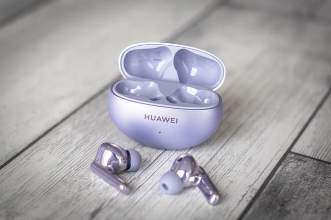 Na prvi pogled so slušalke Huawei FreeBuds 6i po obliki enake svojim predhodnicam pete generacije, a so še nekoliko manjše.  | Foto: Bojan Puhek