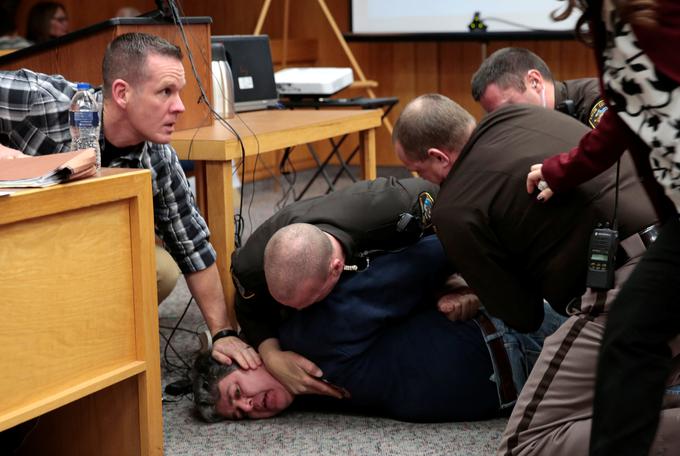 Še ko je ležal na tleh je zahteval minuto na samem s kontroverznim zdravnikom.  | Foto: Reuters