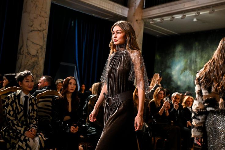 Gigi Hadid navdušila v žametni obleki znamke Ralph Lauren. | Foto: Profimedia