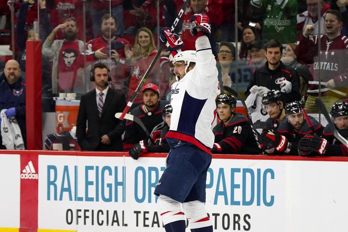 Ovečkin napada 700. zadetek v rednem delu NHL-sezone. | Foto: Reuters